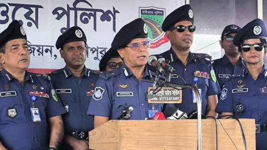 হাইওয়ে পুলিশের আহ্বান ঝুঁকিপূর্ণ ও অনিরাপদ ভ্রমণ থেকে বিরত থাকার