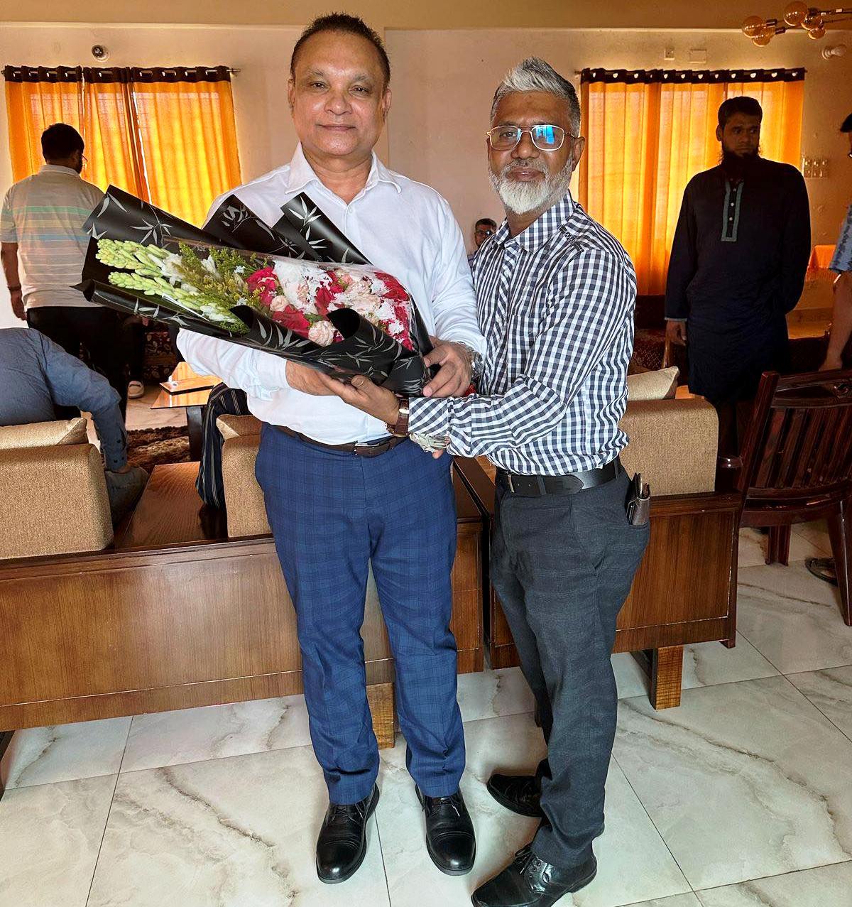 বিএনপি চেয়ারপারসনের নবনির্বাচিত উপদেষ্টা জনাব ড. জিয়াউদ্দিন হায়দারকে ফুল দিয়ে শুভেচ্ছা জানান মো: রেজাউল হাসান মুন্না