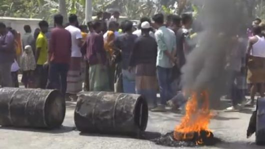অবৈধ স্থাপনাকে কেন্দ্র করে মহাসড়ক অবরোধ