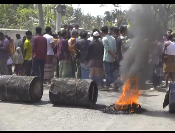 অবৈধ স্থাপনাকে কেন্দ্র করে মহাসড়ক অবরোধ