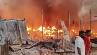 নিয়ন্ত্রণে ৬ ইউনিট,গাজীপুরে ঝুট গুদামের আগুন ছড়িয়েছে বসতবাড়িতে