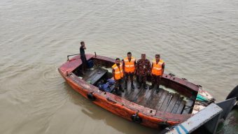 নদীতে পড়ে বাল্কহেড নাবিক নিখোঁজ মোংলা বন্দরে, উদ্ধার অভিযান চলছে