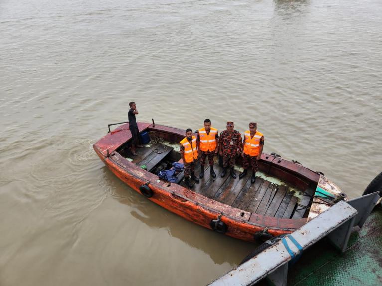 নদীতে পড়ে বাল্কহেড নাবিক নিখোঁজ মোংলা বন্দরে, উদ্ধার অভিযান চলছে