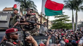 নিজেকে প্রেসিডেন্ট ঘোষণা সেনা কর্মকর্তার মাদাগাস্কারে বিদ্রোহের পর