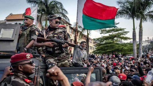 নিজেকে প্রেসিডেন্ট ঘোষণা সেনা কর্মকর্তার মাদাগাস্কারে বিদ্রোহের পর