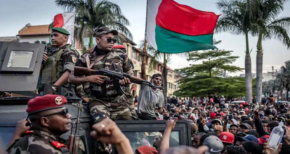 নিজেকে প্রেসিডেন্ট ঘোষণা সেনা কর্মকর্তার মাদাগাস্কারে বিদ্রোহের পর