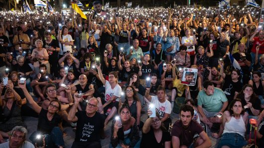 রাস্তায় নেমেছে হাজার হাজার ইসরায়েলি ট্রাম্পের যুদ্ধবিরতি চুক্তির সমর্থনে
