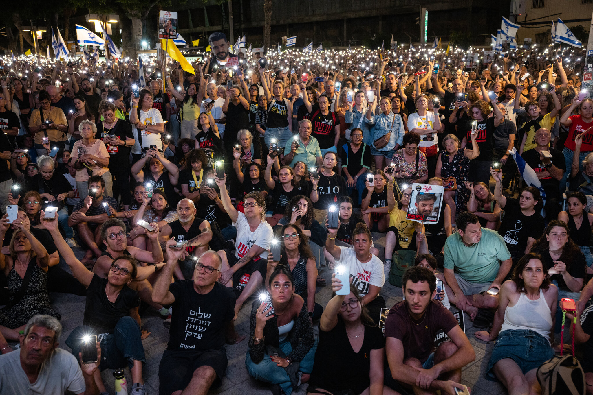 রাস্তায় নেমেছে হাজার হাজার ইসরায়েলি ট্রাম্পের যুদ্ধবিরতি চুক্তির সমর্থনে
