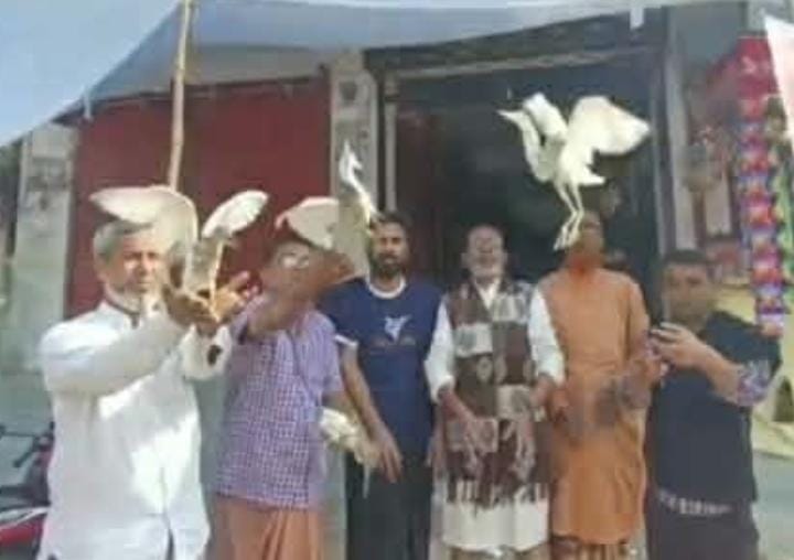 সলঙ্গায় ১০টি বক পাখি অবমুক্ত করলেন সমাজসেবক হাজী সেলিম