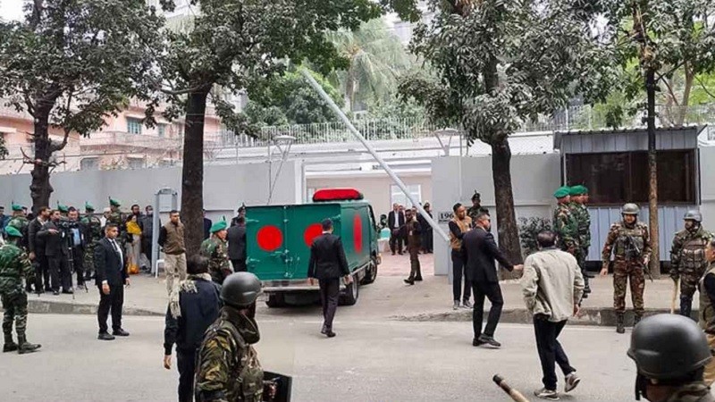 শ্রদ্ধা জানাচ্ছেন স্বজন ও নেতাকর্মীরা বেগম খালেদা জিয়ার মরদেহ গুলশানে