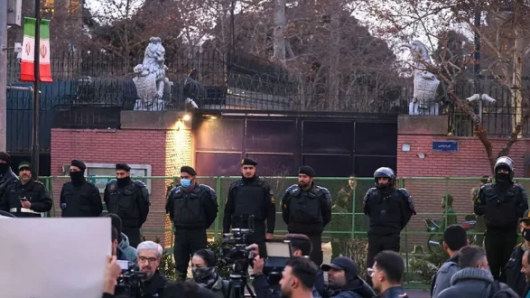 সাময়িকভাবে বন্ধ ঘোষণা তেহরানে ব্রিটিশ দূতাবাস