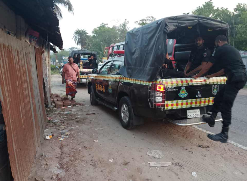 পরিবহনের যাত্রী ও পথচারীদের মারপিটে সেনাবাহিনীর সদস্য আহত।