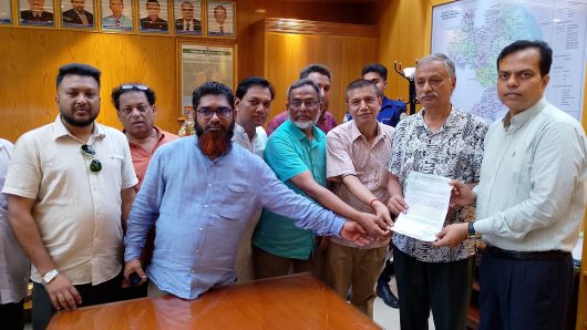 বরিশাল চেম্বার অব কমার্স এন্ড ইন্ডাস্ট্রির সভাপতি বীর মুক্তিযোদ্ধা এবায়েদুল হক চাঁন এবং সম্মানিত পরিচালকবৃন্দের পক্ষ থেকে জেলা প্রশাসক মহোদয়ের নিকট একটি স্মারকলিপি