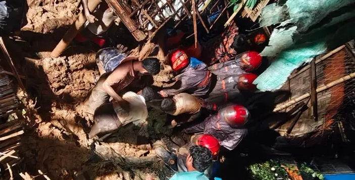 অনেকেই মাটিচাপা পড়ার শঙ্কা রোহিঙ্গা ক্যাম্পে পাহাড়ধসে ৪ মাদ্রাসাছাত্রী মৃত্যু