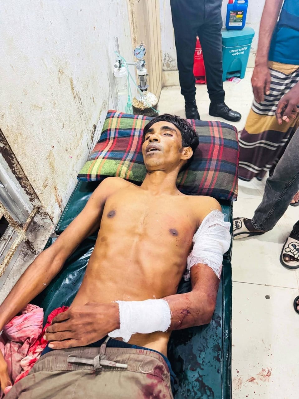 উজিরপুরের সাতলায় তুচ্ছ ঘটনাকে কেন্দ্র করে যুবককে কুপিয়ে হত্যা,গ্রেফতার-৯